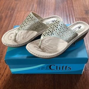 NIB Cliffs by White Mountain Metallic Caviar Sandals Size 8.5M